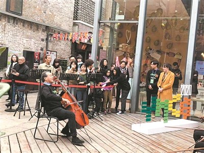 馬友友在永慶坊表演。