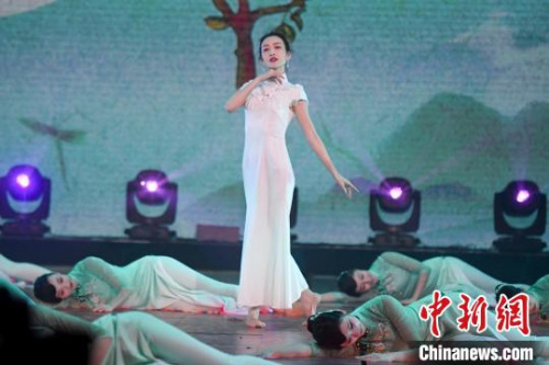 演員王鷗登臺(tái)演繹旗袍舞蹈秀《茉莉花》?！钊A峰　攝