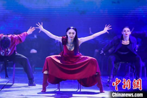 動(dòng)感十足的現(xiàn)代舞《唐人街上的舞蹈派對(duì)》亮相晚會(huì)?！钊A峰　攝