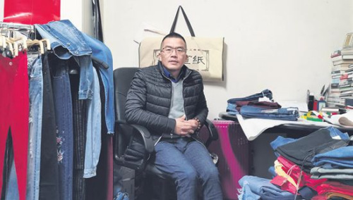 　　張常豹等待在他的批發(fā)店里。(《歐洲時報》/黃冠杰 攝)