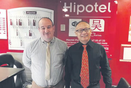 吳秦和納比爾在希泊泰酒店。(《歐洲時報》/黃冠杰 攝)