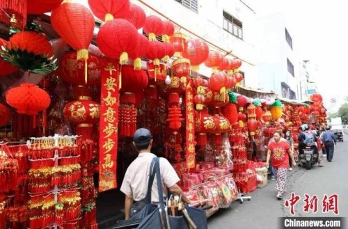 雅加達(dá)北區(qū)班芝蘭唐人街售賣中國春節(jié)喜慶用品的臨時攤點(diǎn)。　林永傳 攝