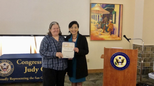 聯(lián)邦眾議員趙美心(右)為阿罕布拉高中教師Jennie Malonek頒發(fā)表彰證書(shū)。(記者王若然／攝影)