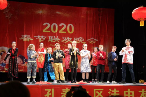 中法小朋友演唱中文歌曲。(《歐洲時(shí)報(bào)》/黃冠杰 攝)