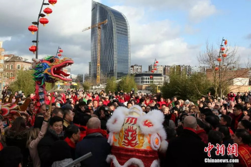 比利時(shí)華僑華人集結(jié)比南部最大城市列日，歡慶新春，熱鬧過年。<a target='_blank' >中新社</a>記者 德永健 攝