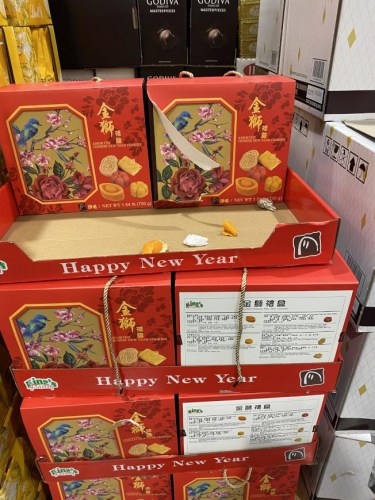 美國連鎖超市中售賣年節(jié)禮盒。(美國《世界日報》/李榮 攝)