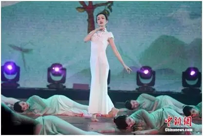 演員王鷗登臺演繹旗袍舞蹈秀《茉莉花》。楊華峰攝
