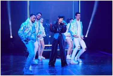 周筆暢演唱《就在此刻》。