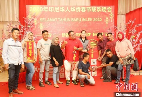 圖為許多非華裔印尼人熱情參加晚會(huì)?！×钟纻?攝