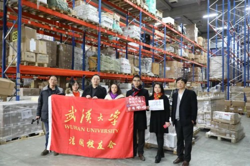 武漢大學(xué)校友會、中歐合作交流促進(jìn)會、法國襄陽人友好協(xié)會、PLD公司負(fù)責(zé)人在發(fā)貨現(xiàn)場。(《歐洲時報》/孔帆 攝）