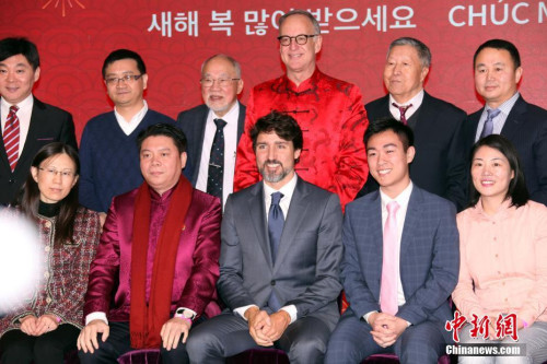 圖為特魯多（前排中）與華人社區(qū)等代表合影。<a target='_blank' >中新社</a>記者 余瑞冬 攝