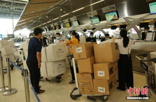 資料圖：1月31日，泰國華人華僑愛心人士捐贈的一批防護服、口罩等物資在曼谷素萬那普機場辦理手續(xù)準備運往武漢。新型冠狀病毒疫情暴發(fā)以來，泰國許多華人華僑和中資企業(yè)紛紛采購抗“疫”物資捐贈武漢相關(guān)機構(gòu)。 <a target='_blank' >中新社</a>記者 王國安 攝