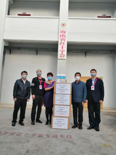 海南省委統(tǒng)戰(zhàn)部和省紅十字會工作人員接收新西蘭海南社團總會捐贈的醫(yī)用物資(張業(yè)雄 攝)