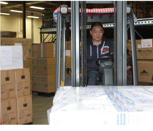周建波駕駛叉車裝貨。（荷蘭聯(lián)合時(shí)報(bào)）