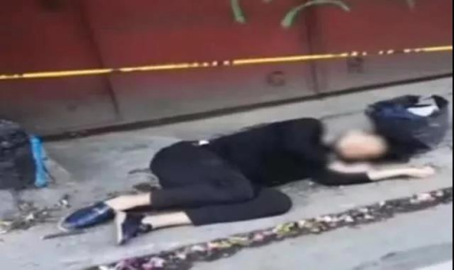 圖為網(wǎng)上流傳的圖片，被造謠稱“新型肺炎病人昏倒路邊無人救”，實為醉漢在路邊睡覺。