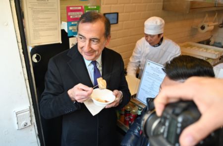 米蘭市長薩拉品嘗餃子（圖片來源：歐洲華人街）