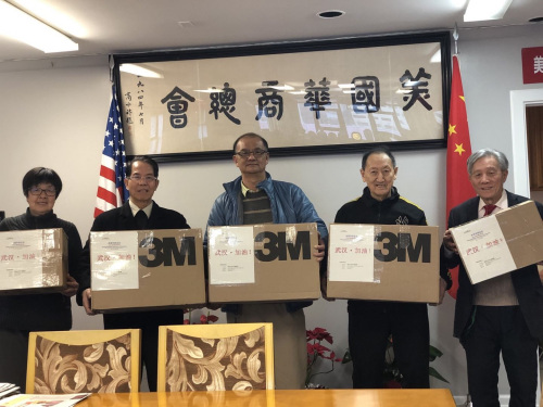 美國華商總會募集資金購置一批醫(yī)用防護(hù)口罩。