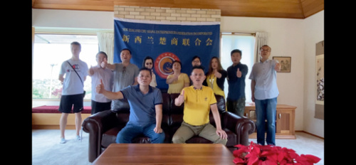 圖為僑團合影。