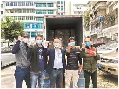 “福哥”(中)帶領(lǐng)員工多方努力，尋購(gòu)防護(hù)物資。(《廣州日?qǐng)?bào)》/龍錕攝)