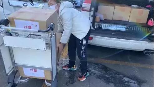 楊女士的大女兒魯睆兒在為家鄉(xiāng)人民采購防疫物資 圖片來源：淮南日報微信公眾號