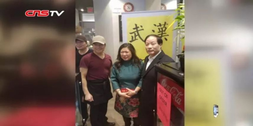 加拿大聯(lián)邦小企業(yè)、出口促進(jìn)及國(guó)際貿(mào)易部部長(zhǎng)伍鳳儀專(zhuān)門(mén)來(lái)到武漢面館消費(fèi)，以示支持。(中新視頻截圖)