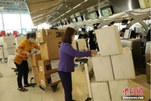 資料圖：華人華僑和中資企業(yè)紛紛采購抗“疫”物資捐贈(zèng)相關(guān)機(jī)構(gòu)。 <a target='_blank' >中新社</a>記者 王國安 攝