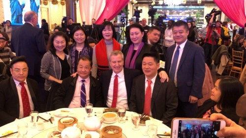 　2月13日，紐約市長(zhǎng)白思豪前往法拉盛君豪就餐。美國(guó)中文網(wǎng)凱颯攝