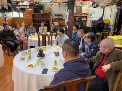 餐館老板難得齊聚一堂，互吐苦水。(《世界日報(bào)》記者李榮／攝影)