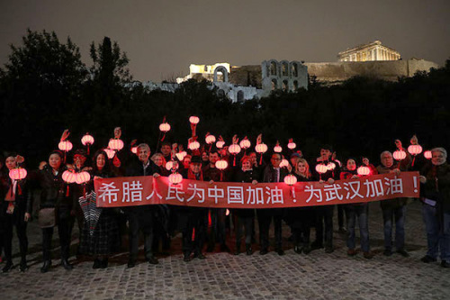 當(dāng)?shù)貢r間2月14日晚，旅希華僑華人及希臘各界友好人士聚集于雅典衛(wèi)城腳下，共同為中國人民抗擊新型冠狀病毒疫情祈福。(希臘《中希時報》)