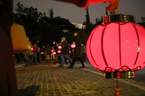 當(dāng)?shù)貢r間2月14日晚，旅希華僑華人及希臘各界友好人士聚集于雅典衛(wèi)城腳下，共同為中國人民抗擊新型冠狀病毒疫情祈福。(希臘《中希時報》)