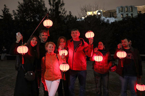 當(dāng)?shù)貢r間2月14日晚，旅希華僑華人及希臘各界友好人士聚集于雅典衛(wèi)城腳下，共同為中國人民抗擊新型冠狀病毒疫情祈福。(希臘《中希時報》)