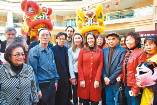 加州奧克蘭市長薛麗比(前右四)到訪富興中心與華埠民眾交談。(美國《世界日報》記者黃少華／攝)