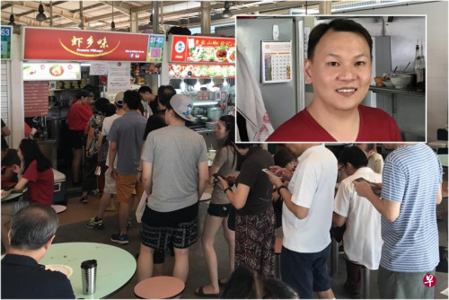 “蝦鄉(xiāng)味”生意好，16日早有超過10名食客排隊買蝦面。 小圖：盧文龍當(dāng)年是名合格的護(hù)士，后來經(jīng)營蝦面檔口。(新加坡《聯(lián)合早報》資料圖)