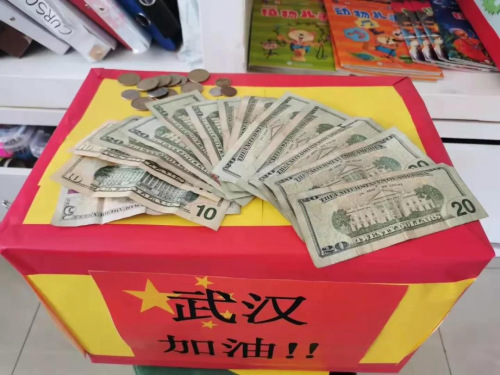 學(xué)校師生向疫區(qū)醫(yī)院捐款(圖片來源:中國華文教育基金會(huì)) 學(xué)校師生向疫區(qū)醫(yī)院捐款(圖片來源:中國華文教育基金會(huì))