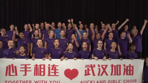 奧克蘭少女合唱團專門譜寫了一首中文歌曲，為疫區(qū)的人們加油、打氣。