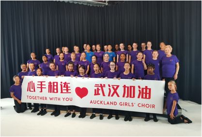 奧克蘭少女合唱團專門譜寫了一首中文歌曲，為疫區(qū)的人們加油、打氣。