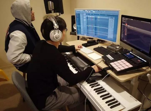 伯克利音樂學院中國學生為祖國抗疫獻歌加油。