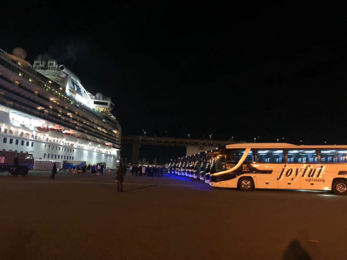 旅日僑胞協(xié)助駐日大使館送郵輪乘客回家。(來源：《日本新華僑報》)