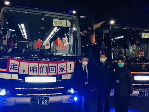旅日僑胞協(xié)助駐日大使館送郵輪乘客回家。(來源：《日本新華僑報》)