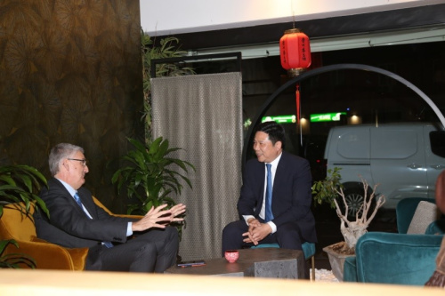 舒建國(右)與西爾維奧·布魯塞弗羅就中餐在疫情中受到的影響進行交流。(《歐洲時報》/張銳 攝)