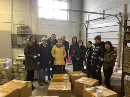 加拿大多倫多中華文化教育協(xié)會(huì)為抗疫采買物資。(圖片來(lái)源：中國(guó)華文教育基金會(huì)微信公眾號(hào))