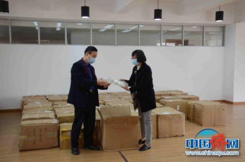 2月1日，廣東省僑心慈善基金會理事長楊昀（右）向廣東省慈善總會常務副會長兼秘書長鐘曉明（左）捐贈菲律賓僑胞從海外募集的防護物資　受訪者提供　攝