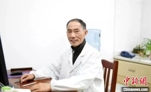 78歲的江蘇宜興老僑眷鄧君樸。?。ńK省僑聯(lián)供圖）