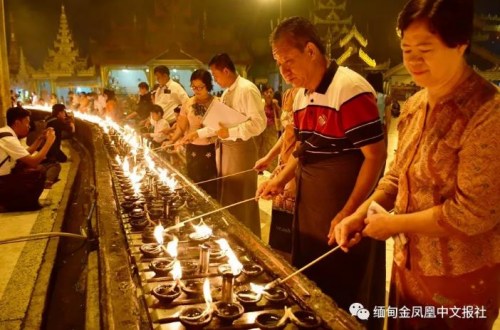 仰光大金塔點(diǎn)燃9000盞明燈 祈福早日戰(zhàn)“疫”成功。(緬甸金鳳凰中文報(bào)社)
