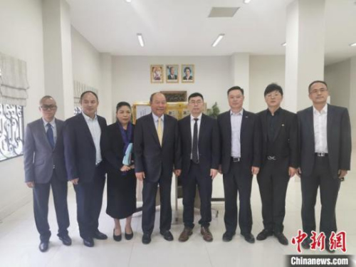 　圖為柬埔寨衛(wèi)生部大臣曼本亨（左四）會見柬埔寨中國商會會長敬駿（右四）一行。商會提供