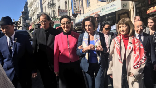 多名華人小區(qū)領(lǐng)袖陪伴美國聯(lián)邦眾議長佩洛西(右三)走訪華埠。(美國《世界日報(bào)》/李秀蘭 攝)