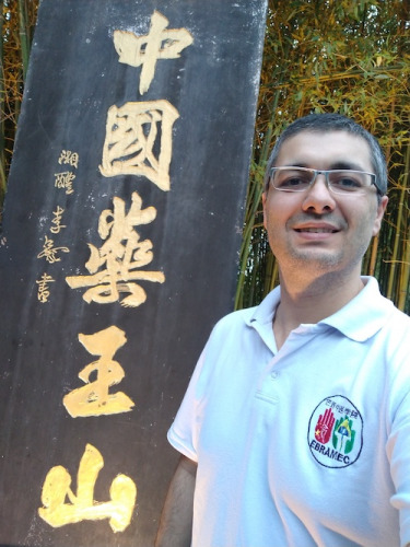 巴西中醫(yī)學(xué)院(Faculdade EBRAMEC)是巴西第一所由巴西人所創(chuàng)立的民辦中醫(yī)高校，院長Reginaldo Filho(中文名：海金斯)