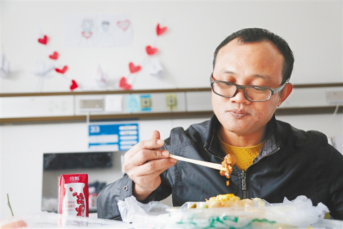 2月29日，在荊州市胸科醫(yī)院，海南醫(yī)療隊隊員、儋州市人民醫(yī)院心血管內(nèi)科醫(yī)生唐慶業(yè)開心地吃到了文昌雞。本報特派記者 袁琛 攝