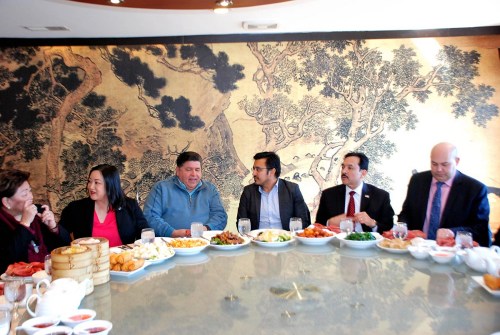 普里茲克州長(zhǎng)一行在華埠“明軒”餐廳就餐。 （美國(guó)《芝加哥華語(yǔ)論壇》 張大衛(wèi)/攝）