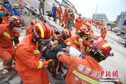 3月8日，福建泉州欣佳快捷酒店坍塌事故現(xiàn)場，廈門消防救出被困男子。